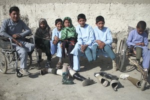 圖為 2月22日在阿富汗楠格哈爾省賈拉拉巴德拍攝的一群殘疾兒童。（圖源：新華社）