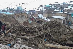 土耳其與伊朗邊境地區23日早上發生黎克特制5.7級地震，造成至少7人死亡，包括3名孩童，另有5人受傷送院。（圖源：AFP）