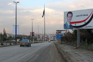 2月22日，車輛在連接敘利亞首都大馬士革和北部重鎮阿勒頗之間的公路上向阿勒頗方向行駛。（圖源：新華社）