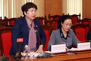 國會社會問題委員會主任阮翠英在會上發言。（圖源：越通社）