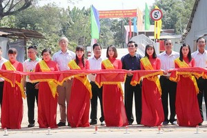 原國家主席張晉創（後排右三）出席新關市9座橋樑落成剪綵儀式。（圖源：明顯）