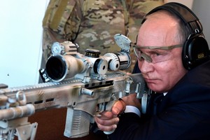 圖為俄羅斯總統普京測試新型狙擊步槍。（圖源：AP）