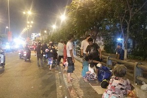 舊伍倫橋上衝出來領禮物的乞丐真不少。