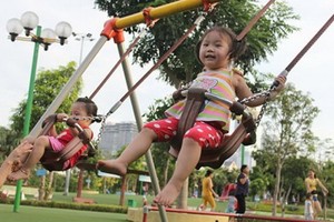 小朋友在嘉定公園裡玩鞦韆。（圖源：芳蓉）