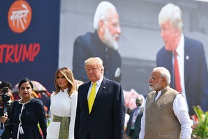 印度總理莫迪（ 右一） 在機場迎接美國總統特朗普。（圖源：Forbes India）