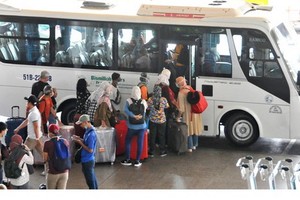 在新山一機場等接遊客的客車。