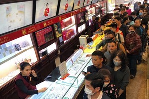 昨25日上午，在河內紙橋街的一家金舖，大批排隊人潮等候賣出黃金。（圖源：瓊莊）