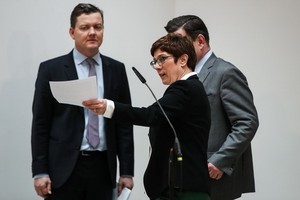 在柏林德國基督教民主聯盟（基民盟）總部卡倫鮑爾（前）抵達新聞發佈會現場。