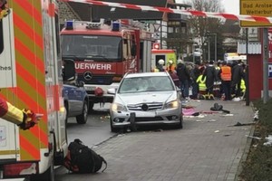 被封鎖的案發現場，圖中銀色旅行車即為肇事車輛。 （圖源：AFP）