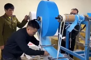 越韓有限責任公司生產劣質抗菌口罩的視頻曝光後，引起輿論公憤。（圖源：視頻截圖）