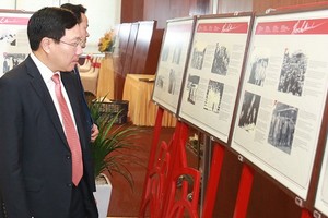 副總理、外交部長范平明參觀推崇胡伯伯圖片展。（圖源：海明）