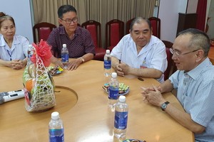 范興主任(右一)在第五郡東醫會祝賀 各醫生節日快樂。