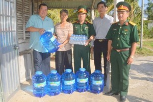 滀臻省軍事指揮部年輕幹部和戰士力量直接將飲用水送到每個民戶。（圖源：春景）