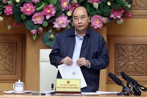 政府總理阮春福主持政府常務處關於責成國家財政預算給國家鐵路落實基礎設施結構保修、管理事宜的會議。（圖源：越通社）