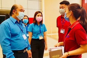 市勞動聯團檢查團昨(25)日上午前往越南Worl Don有限責任公司視察防控新冠肺炎疫情的工作。（圖源：市黨部新聞網）