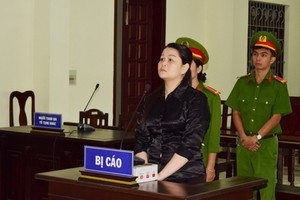 被告人阮姮尼（黑衣）站立著聽審判員宣讀判決。（圖源：芳心）