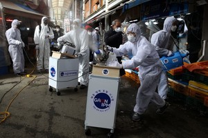 韓首爾工作人員對一個傳統市場進行消毒。（圖源：互聯網）