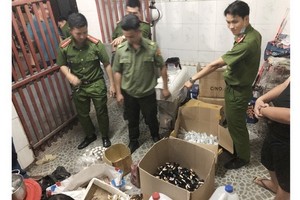 職能力量現場查獲大量假冒美容品和抗菌洗手液贗品。（圖源：春中）