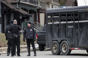 警方已抵達案發現場進行道路封鎖。（圖源：AP）