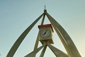 迪拜有很多地標性的建築，德拉（Deira）鐘塔就是其一，據說已經有50多年的歷史。現在是Deira的一個著名的紀念碑，是迪拜-阿布扎比 道路建成之前的融合地。