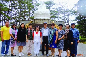 芹苴華文夜校旅行團在天王古剎廟前留影。