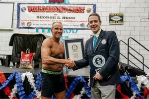 喬治‧胡德(George Hood)在一家健身房內堅持平板支撐超過8個小時，最終以8小時15分15秒的成績打破了吉尼斯世界紀錄。（圖源：互聯網）