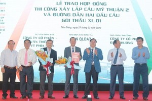 交通運輸部副部長阮日向各承包單位移交施工合同。（圖源：英明）