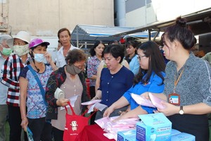 當地居民排隊領取免費口罩。