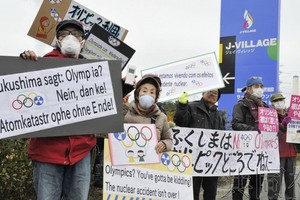 日本聖火傳遞起點民眾遊行抗議“重建奧運”。（圖源：共同社）