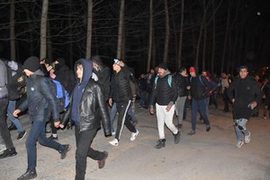 大批難民和移民連夜從土耳其向希臘邊境方向涌去。（圖源：互聯網）