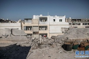 2月28日，在利比亞首都的黎波裡，一棟居民樓被火箭彈損毀。（圖源：新華社）