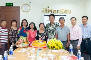 陸進義老師及夫人 (左六、五)與老朋友、學生 在《梅花女》再版座談會上合影留念。