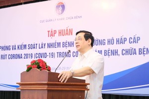 衛生部診治病管理局長梁玉奎在“醫療診所防控新冠肺炎疫情”集訓開幕式上致詞。（圖源：垂楊）