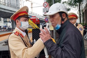 交警給一名司機進行呼氣式酒精測試。（圖源：阮環）