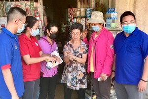 第五郡第八坊紅十字會上門向華人同胞宣傳 新冠狀病毒防範工作。