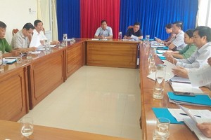 金甌省人委會領導就陳文時縣豐樂鄉新冠肺炎疫情防控執委會的兩名領導失責事宜召開會議。（圖源：楊草）