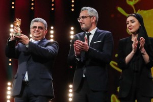 2月29日，在德國首都柏林，獲得最佳影片金熊獎的影片《無邪》製片人卡韋赫·法納姆（左）、法爾扎德·帕克（中）與導演穆罕默德·拉蘇洛夫的女兒巴蘭·拉蘇洛夫在頒獎儀式上慶祝獲獎。