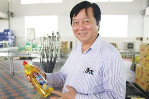 梁萬榮總經理介紹美好的產品。