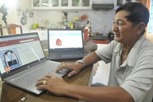 客戶網購服裝。