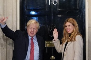 約翰遜（左）與西蒙斯（右）是首對未婚而公開入住首相府的情侶。（圖源：Getty Images）