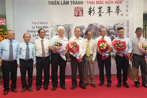 義安會館理事長陳裕當場認購張漢明畫家的個人作品。