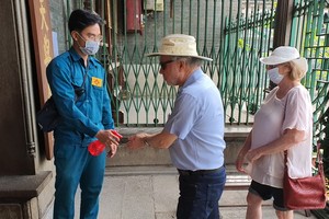 在穗城會館，遊客及善信進廟前先噴抗菌洗手液。