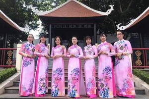 第十一郡婦聯會的越、華婦女穿著長衫拍照。