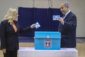 3月2日，在耶路撒冷一個投票站，以色列總理內塔尼亞胡（右）與夫人薩拉·內塔尼亞胡投票。（圖源：新華社）