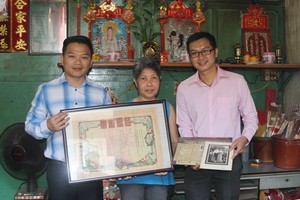 李秀娟（中）與侄兒李偉賢（右）把先輩留下的寶貴證件捐贈 給本文作者麒麟提倡的計劃。