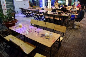 范文同街上某間酒肆顧客稀疏。