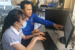 吳國英指引民眾上網提交卷宗。