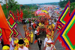 今年雄王始祖忌辰與雄王廟只舉辦儀式而不舉辦盛會活動。圖為2019年富壽省傳統迎神與向歷代雄王供奉祭品儀式一瞥。（圖源：VOV）