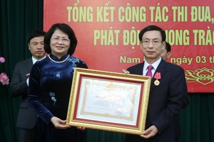 國家副主席鄧氏玉盛（前左）向南定省人委會主席范廷毅頒授二等勞動勳章。（圖源：越通社）