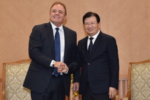 政府副總理鄭廷勇（右）接見玉石能源集團董事長兼首席執行官保羅‧布萊克利。（圖源：日北）